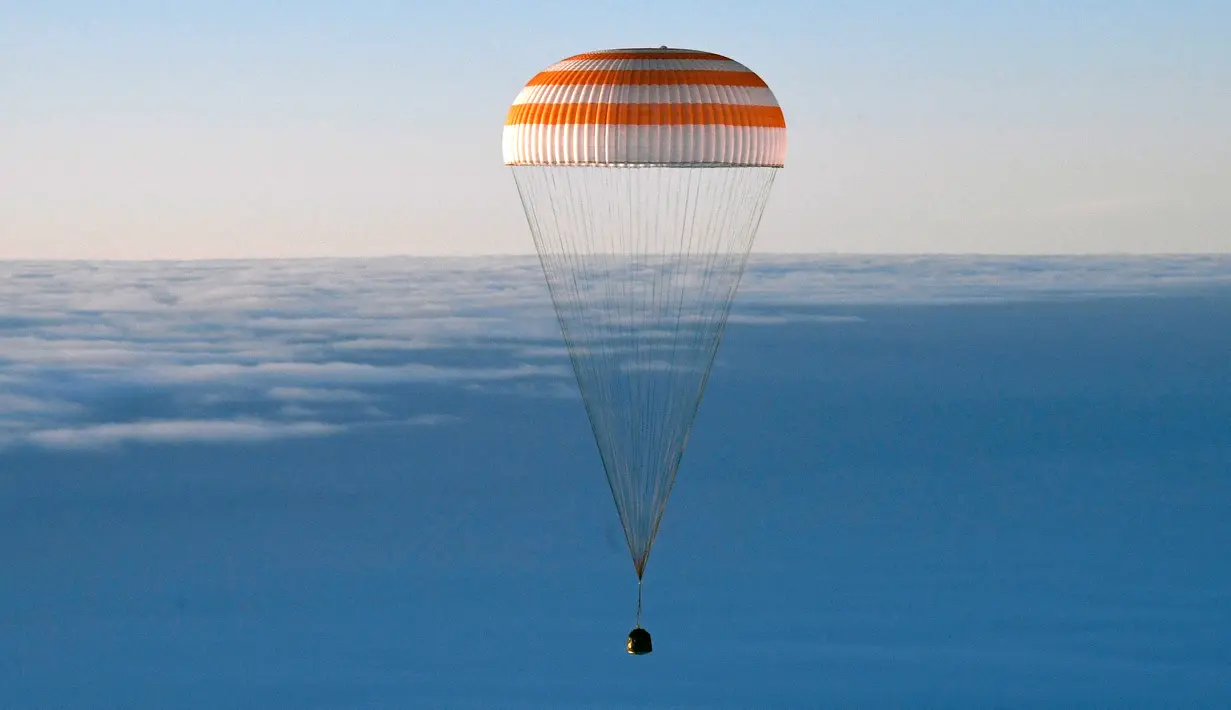 Kapsul ruang angkasa Rusia Soyuz MS-06 membawa tiga astronot NASA dari Stasiun Luar Angkasa Internasional (ISS) dan mendarat di Kazakh, Zhezkazgan, Kazakhstan, Rabu (28/2). (Foto Alexander Nemenov/Pool Photo via AP)