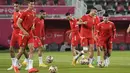 Para pemain Maroko berlatih saat sesi latihan di Stadion Duhail di Doha, Qatar, Selasa (13/12/2022). Partai hidup mati akan tersaji antara timnas Prancis melawan Maroko pada babak semifinal Piala Dunia 2022 di Stadion Al Bayt, Kamis (15/12) dini hari WIB. (AP Photo/Andre Penner)