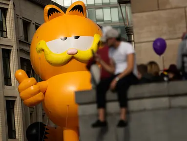 Balon raksasa berbentuk karakter tokoh komik Garfield mengudara selama parade Comic Strip Festival di Brussels, Belgia, 15 September 2018. Tokoh komik terkenal dan karakter tokoh Belgia ditampilkan sepanjang jalan. (AP Photo/Francisco Seco)