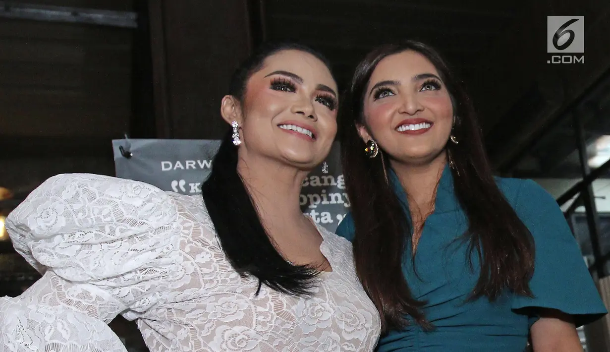 Penyanyi Krisdayanti dan Ashanty berpose saat foto bersama dalam peluncuran buku Yuni Shara di Kawasan Kemang, Jakarta, Rabu (27/9). Dalam kesempatan itu mantan istri penyanyi Anang, Krisdayanti tampak akrab dengan Ashanty. (Liputan6.com/Herman Zakharia)