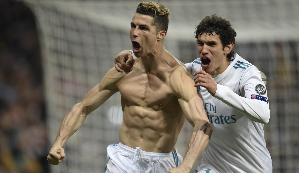 Striker Real Madrid, Cristiano Ronaldo, melakukan selebrasi bersama Jesus Vallejo usai mencetak gol ke gawang Juventus pada laga Liga Champions di Stadion Santiago Bernabeu, Rabu (11/4/2018). Real Madrid takluk 1-3 dari Juventus. (AFP/Oscar Del Pozo)