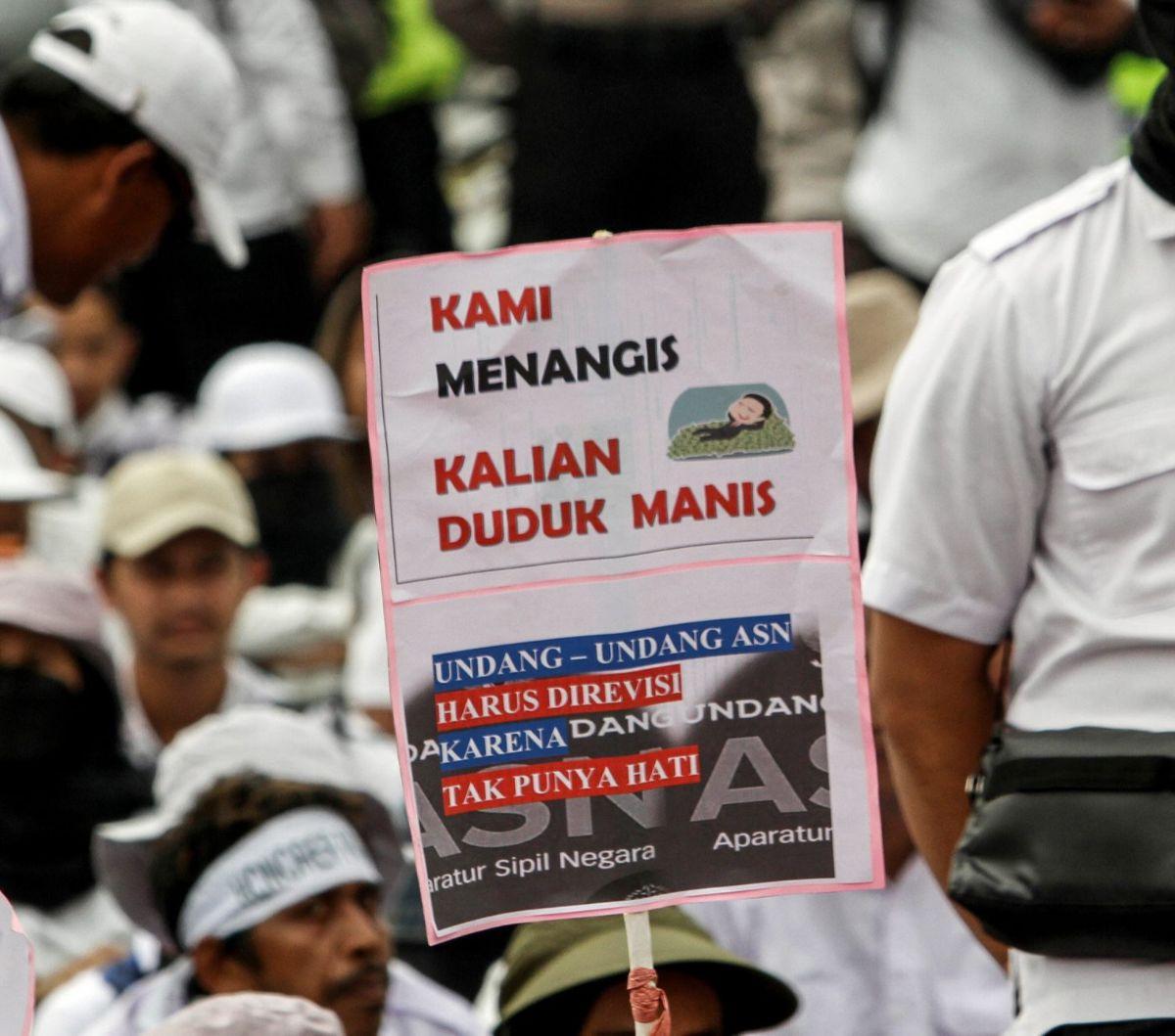 Kedua;
Mendesak Presiden segera terbitkan peraturan pemerintah yang terbaru berkaitan dengan pengangkatan honorer menjadi PNS atau PPPK.
