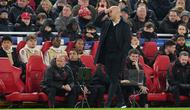 Pelatih Liverpool, Arne Slot memegang kepalanya untuk meluapkan rasa kecewa saat timnya kalah 1-4 dari PSV dalam laga Liga Champions 2025/2026 di Anfield, Liverpool, Rabu (26/11/2025) waktu setempat. (AP Photo/Jon Super)
