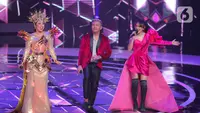 Penampilan Soimah Pancawati dan Denny Caknan dalam malam puncak Indonesian Dangdut Awards 2021 di Studio 5 Indosiar, Jakarta, Rabu (1/12/2021). Indonesian Dangdut Awards 2021 merupakan ajang bergengsi yang diberikan untuk insan-insan dangdut tanah air. (Liputan6.com/Faizal Fanani)
