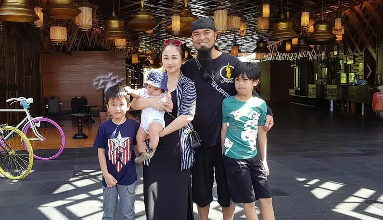 Komedian ternama Peppy ternyata sudah menikah dan memiliki 3 orang anak. Sosok sang istri, Julia Hermawan memang jarang tersorot oleh media. (Liputan6.com/IG/@julia_peppy)