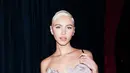 Iris Law tampil memukau dengan gaya rambut pixie yang memukau. [Foto: Instagram/ Iris Law]