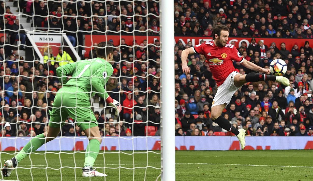Aksi pemain Manchester United, Juan Mata melakukan kontrol bola saat melawan Swansea City pada laga Premier League di Old Trafford, (31/3/2018).  Manchester United menang 2-0. (Anthony Devlin/PA via AP)