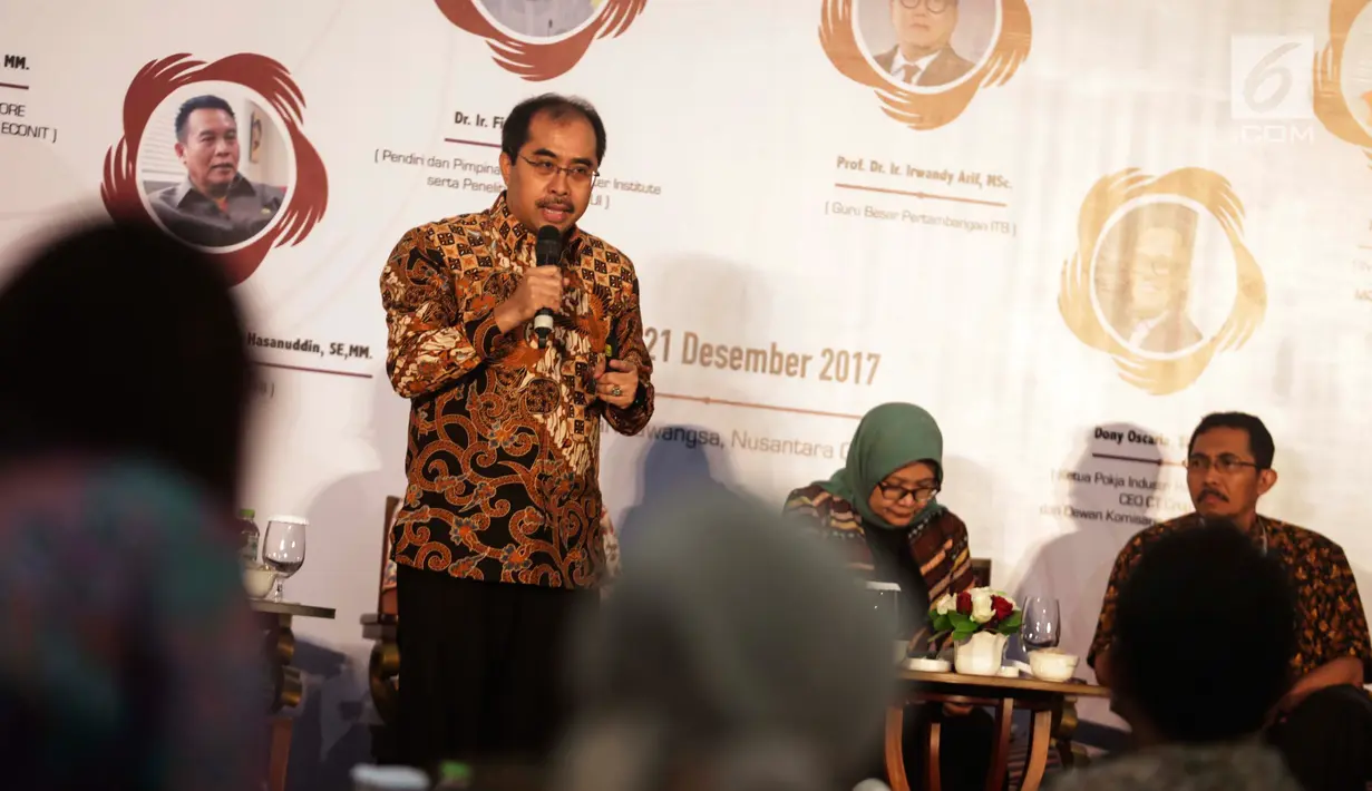 Dr. Ir. Firdaus (Pendiri dan Pimpinan Indonesia Water Institute serta Peneliti & Pendidik FTUI) memberi pemaparan pada acara Rembuk Nasional 2017, "Outlook 2018" di Jakarta, Kamis (21/12). (Liputan6.com/Faizal Fanani)