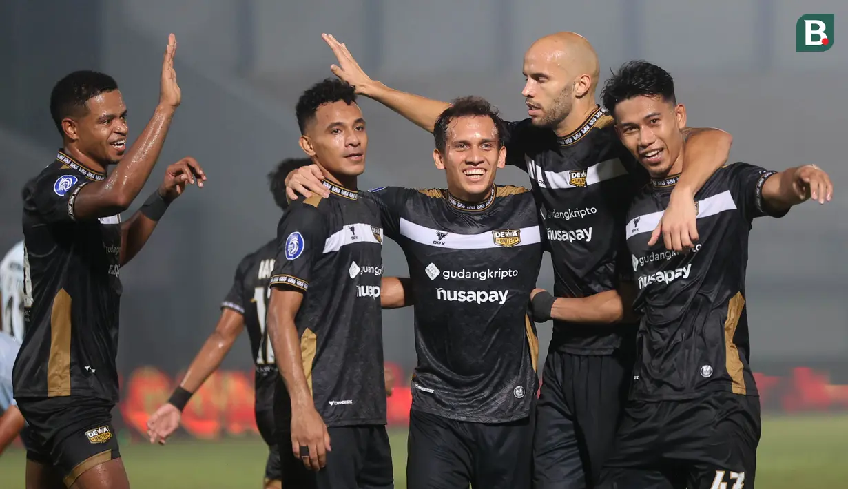 Pemain Dewa United merayakan gol yang dicetak oleh Egy Maulana Vikri saat melawan Persita Tangerang pada laga BRI Liga 1 di Stadion Indomilk Arena, Tangerang, Kamis (27/3/2024). Kemenangan ini membuat Dewa United naik ke posisi enam klasemen sementara BRI Liga 1 2023/2024 dengan 44 poin. Di sisi lain, Persita tertahan di posisi ke-14 dengan 31 poin. (Bola.com/M Iqbal Ichsan)