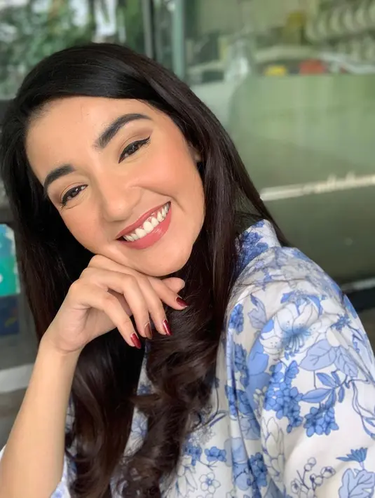 Selama tujuh tahun ia mengaku akses komunikasi dengan sang anak juga ditutup. Begitu juga saat mendatangi ke rumahnya, dan juga tak bisa bertemu. Ia pun hanya bisa sabar. [Instagram/tsaniamarwa54]