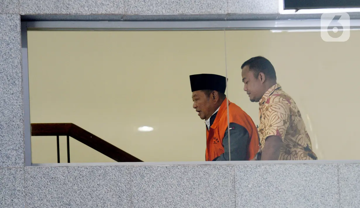 Bupati nonaktif Sidoarjo Saiful Ilah (kiri) menaiki tangga menuju ruang pemeriksaan di Gedung KPK, Jakarta, Jumat (6/3/2020). Saiful Ilah diperiksa sebagai tersangka untuk melengkapi berkas terkait dugaan menerima suap proyek infrastruktur di Dinas PUPR Kabupaten Sidoarjo. (merdeka.com/Dwi Narwoko)