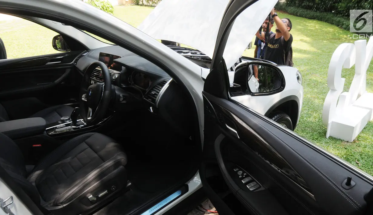 Tampak samping BMW X3 terbaru saat peluncurannya di Jakarta, Rabu (11/4). BMW X3 terbaru ini dijual pada angka Rp 1,009 miliar. (Merdeka.com/Dwi Narwoko)