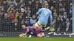 Kiper Manchester City, Jordan Pickford menepis tendangan penalti pemain Manchester City, Erling Haaland pada laga lanjutan Liga Inggris 2024/2025 di Etihad Stadium, Manchester, Inggris, Kamis (26/12/2024). (AP Photo/Martin Rickett)