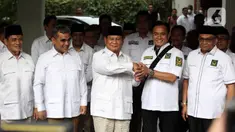 Ketua Umum Partai Gerindra Prabowo Subianto bersama Ketua Umum Partai Bulan Bintang (PBB) Yusril Ihza Mahendra memberikan keterangan pers seusai menggelar pertemuan membahas koalisi besar di Kertanegara, Jakarta, Kamis (6/4/2023). (Liputan6.com/Johan Tallo)