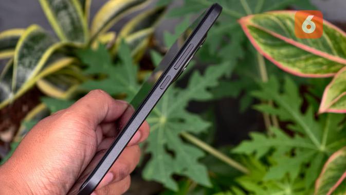 Potret sisi kanan bodi Redmi Note 15 Pro+ (Liputan6/Arief Ferdian Maulana)