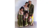 Gelandang Mitra Kukar, Asri Akbar bersama keluarganya. (Bola.com/Istimewa)