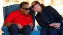Mantan petinju dunia, Muhammad Ali berbincang dengan istrinya saat menghadiri Piala Ryder di Louisville , Kentucky,  17 September  2008. Mendapat julukan 'The Greatest,' ia pensiun dengan rekor 56 kemenangan dan 5 kali kalah. ( REUTERS/Eddie Keogh)  