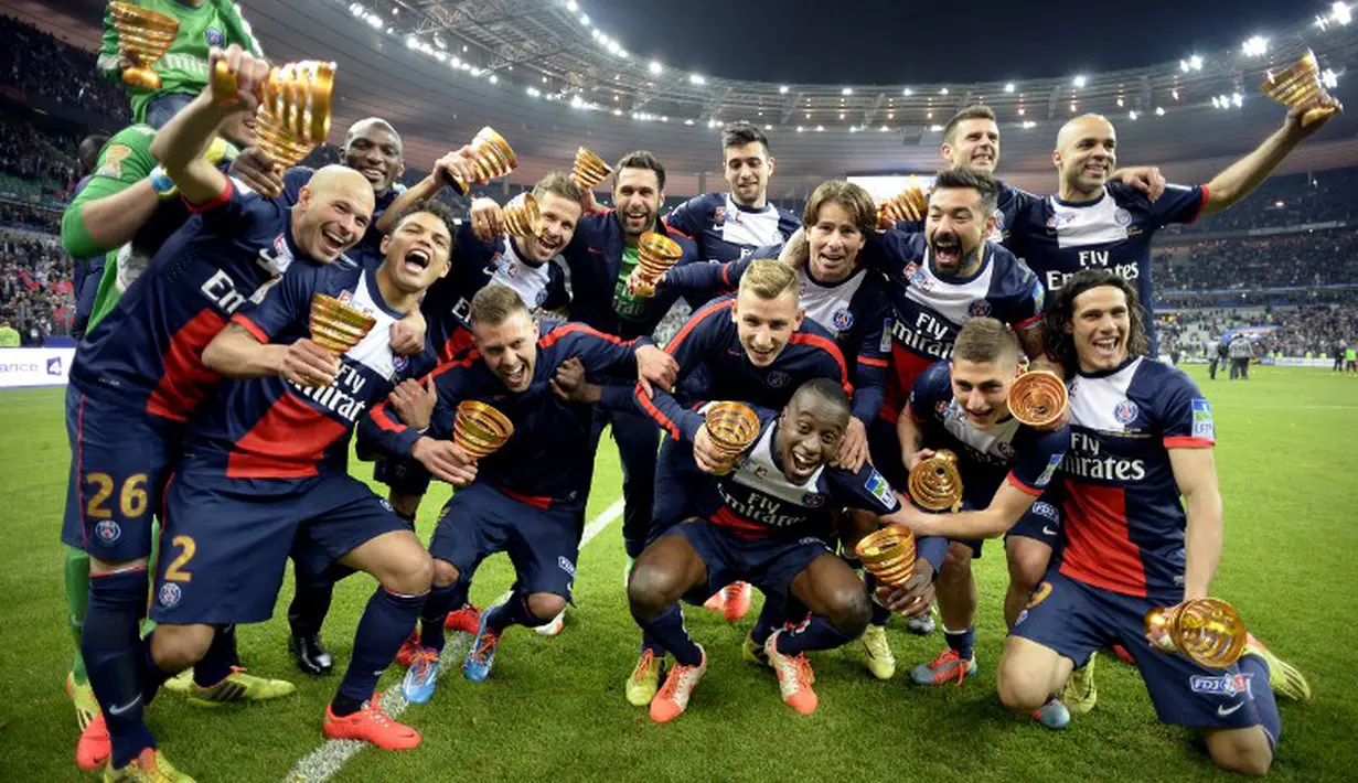  Kegembiraan menyelimuti seluruh pemain PSG ketika merayakan kemenangan mereka di Stade de France, usai kalahkan Lyon 2-1 di Final Piala Liga Perancis,Sabtu (19/4/2014) (AFP Photo/Franck Fife).