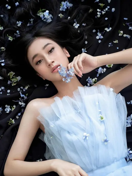 Dalam pemotretannya yang curi perhatian ini, perempuan berusia 18 tahun ini pun tuai banyak pujian dari netizen. Sesekali ada yang memuji bahwa penampilannya dengan gaun membuatnya terlihat makin dewasa. (Liputan6.com/IG/@keisyalevronka)