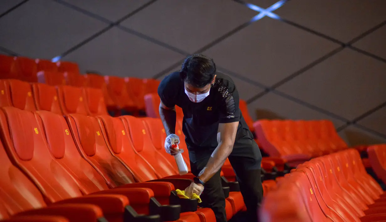 Seorang staf mendisinfeksi tempat duduk sebagai persiapan pembukaan kembali bioskop di Kuala Lumpur, Malaysia (26/6/2020). Pemerintah Malaysia mengizinkan bioskop dan teater untuk beroperasi kembali mulai 1 Juli mendatang. (Xinhua/Chong Voon Chung)