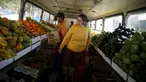 Seorang wanita mencari buah-buahan saat berbelanja di dalam pasar bus 'Sacolao' di Santa Teresa, Rio de Janeiro, Brasil, Selasa (7/7/2015). Pasar bus ini menjual sayur dan buah-buahan dengan harga yang terjangkau. (REUTERS/Pilar Olivares)