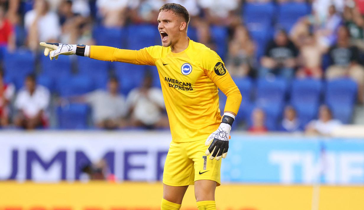 Kiper Brighton and Hove Albion, Bart Verbruggen saat laga pramusim Premier League Summer Series 2023 menghadapi Newcastle United di Red Bull Arena, New Jersey (28/7/2023). Bart Verbruggen didatangkan Brighton and Hove Albion dari RSC Anderlecht dengan nilai transfer 20 juta euro dengan durasi kontrak selama 5 tahun hingga 30 Juni 2028. Ia diplot sebagai pengganti Robert Sanchez dilaporkan telah mencapai kesepakatan dengan Chelsea. (AFP/Getty Images/Mike Stobe)