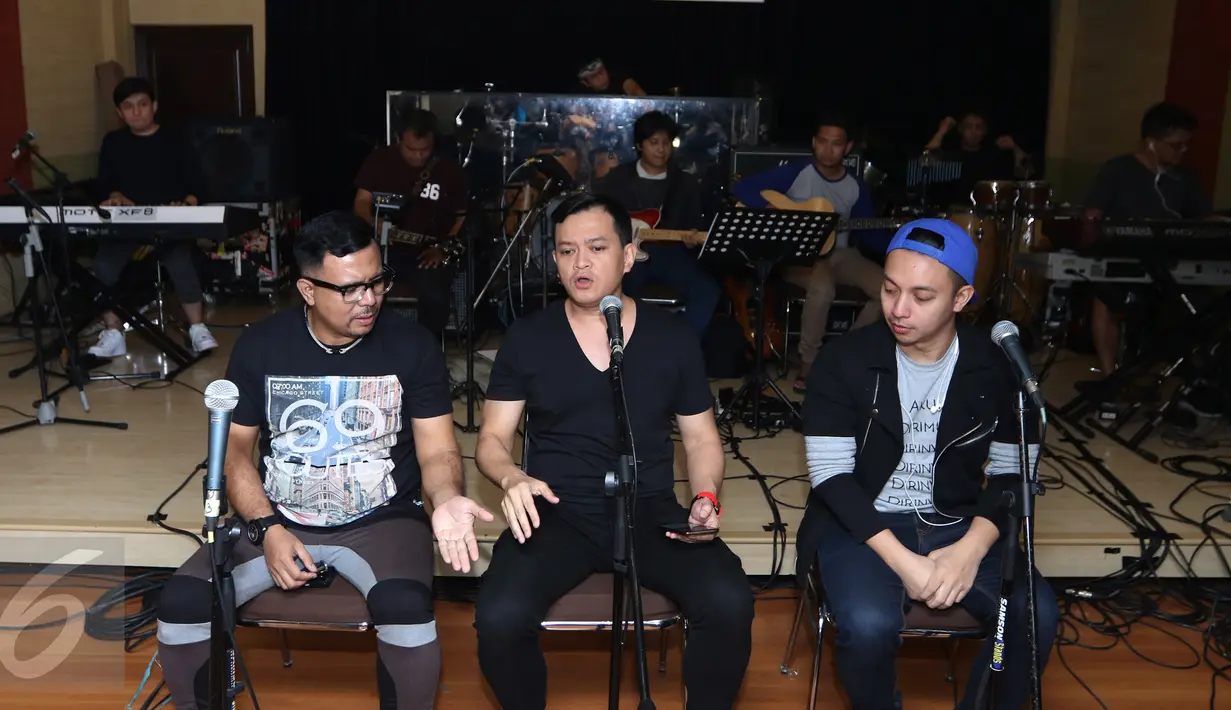 (Ki-ka) Vokalis Kahitna, Carlo, Hedi Yunus dan Mario menggelar latihan persiapan konser di studio kawasan Tebet, Jakarta, Rabu (3/2). Menginjak usia ke-30 tahun, Kahitna akan menggelar konser pada 13 Februari 2016 di JCC. (Liputan6.com/Herman Zakharia)