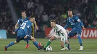 Aksi pemain Real Madrid, Kovacic (kiri) melewati adangan pemain Real Betis, Loren pada lanjutan La Liga Santander di Villamarin stadium,Seville, (18/2/2018). Real Madrid menang 5-3. (AP/Miguel Morenatti)