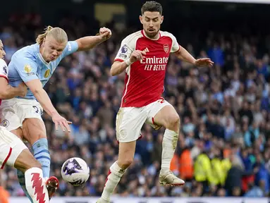 Laga dua tim teratas klasemen sementara Liga Inggris, Arsenal dan Manchester City di Etihad Stadium, Minggu (31/3/2024) tuntas tanpa pemenang. Kedua tim sama-sama gagal mencetak gol hingga laga tuntas 90 menit. Striker andalan tuan rumah, Erling Haaland dibuat tak berkutik oleh barisan belakang The Gunners yang digalang William Saliba dkk. Sama-sama hanya menambah satu poin, Arsenal mengoleksi 65 poin dan Man City 64 poin, keduanya pun kena tikung Liverpool yang menyusup ke puncak klasemen dengan 67 poin berkat kemenangan 2-1 atas Brighton and Hove Albion. (AP Photo/Dave Thompson)