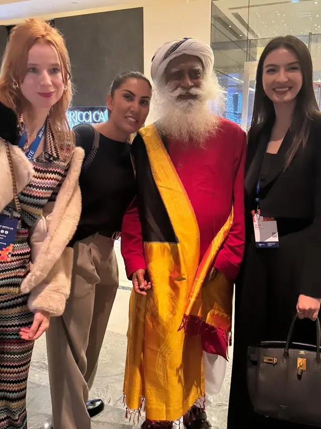 Gaya Simple Tapi Menawan Raline Shah Hadiri Konferensi di Dubai, Pancarkan Aura Lady Boss dengan Busana Monokrom