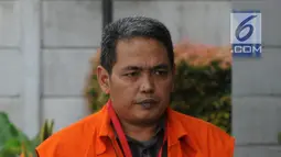 Plh Kadis PU Kota Pasuruan Dwi Fitri Nurcahyo tiba di Gedung KPK, Jakarta, Jumat (16/11). Dwi akan menjalani pemeriksaan lanjutan oleh penyidik KPK. (Merdeka.com/Dwi Narwoko)