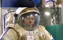 Tak Seperti yang Dibayangkan, Ternyata Begini Susahnya Memakai Baju Astronot