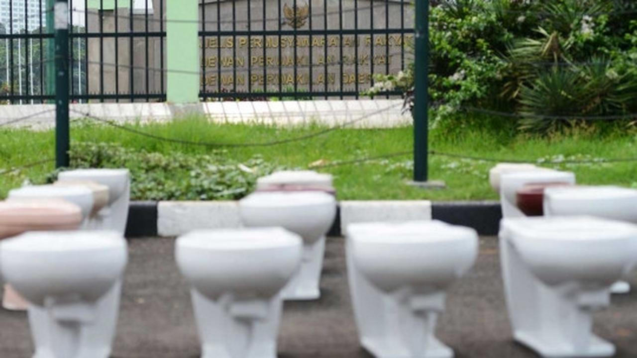 Aliansi Seniman Jakarta kirim puluhan jamban ke DPR