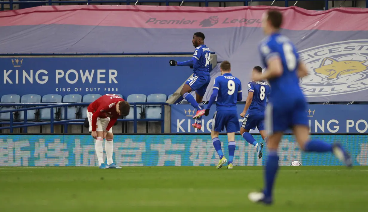 Penyerang Leicester City, Kelechi Iheanacho (tengah) berselebrasi usai mencetak gol ke gawang Manchester United pada pertandingan perempat final Piala FA di Stadion King Power, Inggris, Senin (22/3/2021). Iheanacho mencetak dua gol dan mengantar The Foxes menang 3-1. (AP Photo/Ian Walton, Pool)