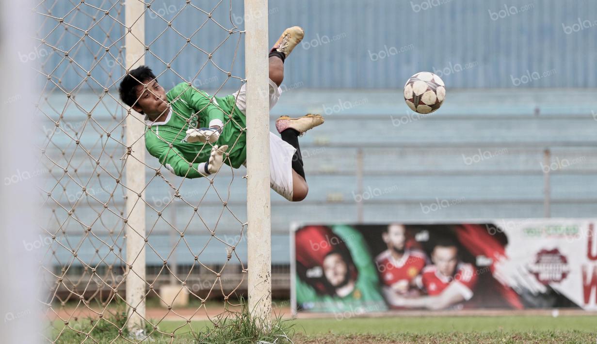 Aksi kiper Dream Team A saat menghalau bola dari sepakan legenda Manchester United, Denis Irwin, pada ajang United Way Coaching Clinic bersama You C1000 di Stadion Soemantri Brojonegoro, Jakarta, Sabtu (7/5/2016). (Bola.com/Nicklas Hanoatubun)