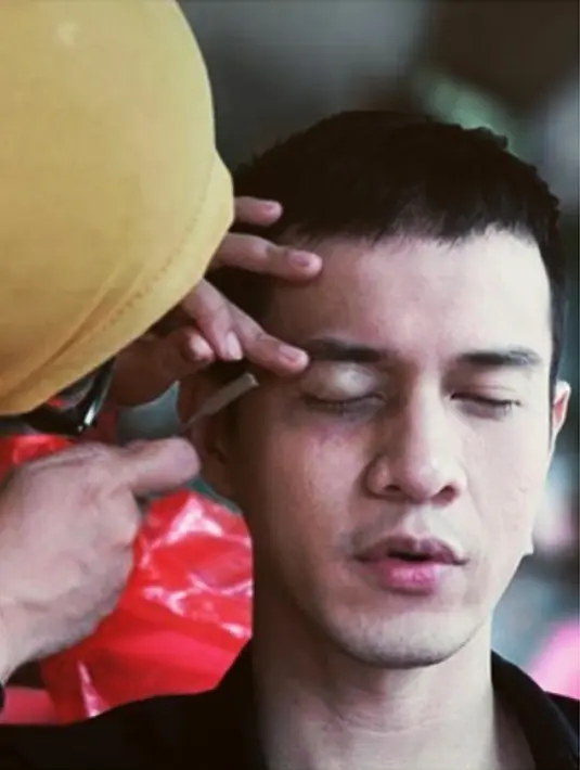 "Oh iya ada. Ada beberapa adegan pakai stunt. Kalau yang adegan-adegan cuma jatuhnya sebentar dan enggak ngebahayain, terutama yang harus kelihatan mukanya itu dilakuin sendiri," kata Herjunot Ali di kawasan Kuningan, Selasa (13/6).(Instagram/herjunotali)