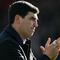Manajer Bournemouth asal Spanyol, Andoni Iraola, memberikan tepuk tangan kepada para penggemar setelah pertandingan Liga Inggris antara Bournemouth dan Sunderland di Stadion Vitality di Bournemouth, Inggris selatan pada 28 Februari 2026. (Glyn KIRK/AFP)
