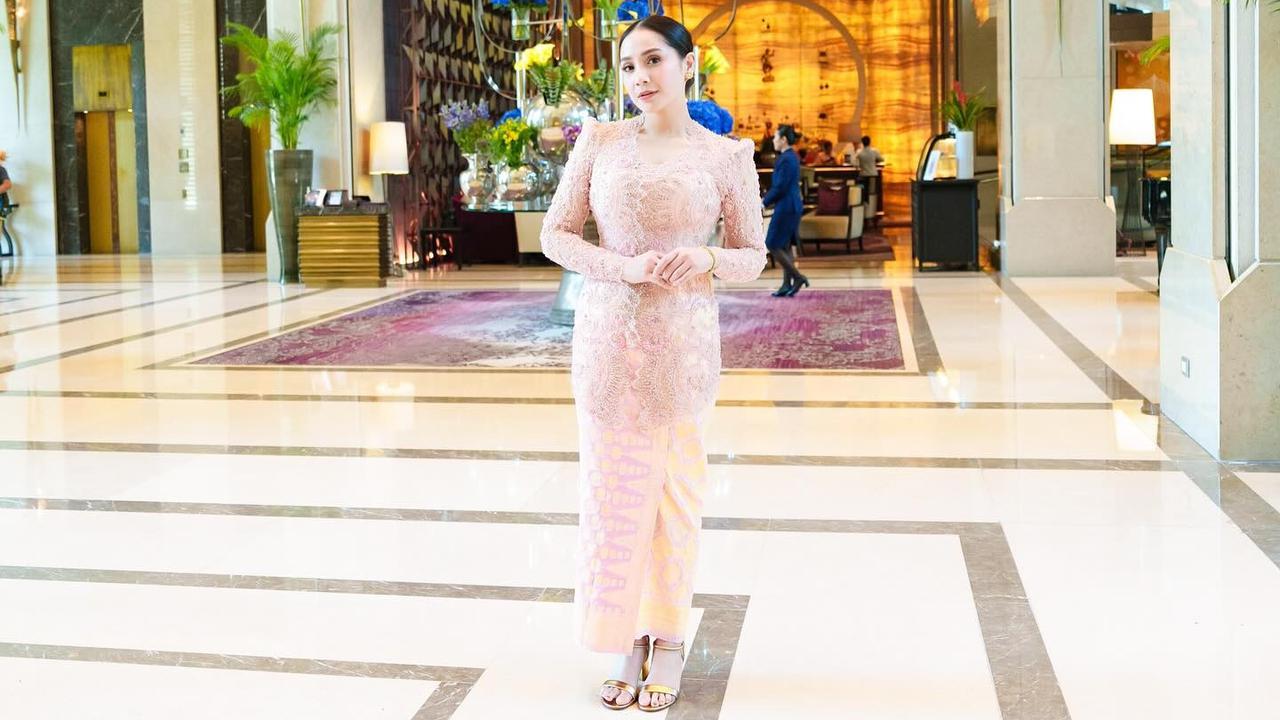 Potret Nagita Slavina Tampil Mengenakan Kebaya