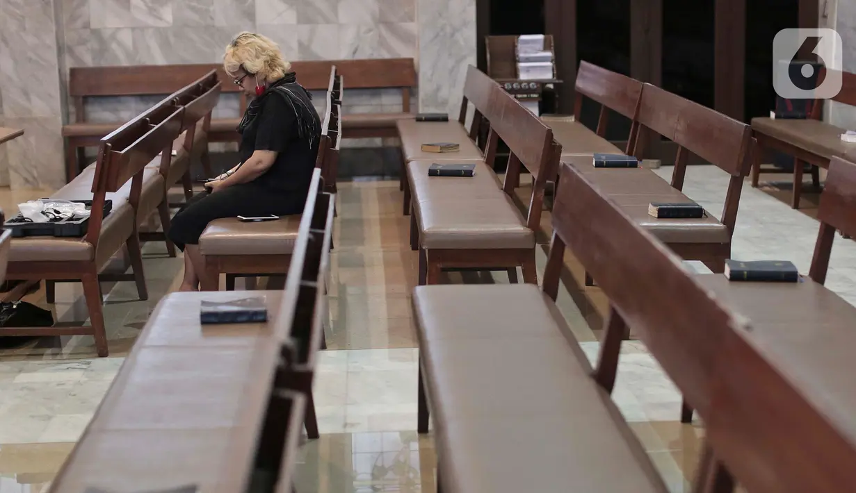 Seorang wanita mengikuti Misa Kenaikan Yesus Kristus di Gereja Protestan Indonesia Bagian Barat (GPIB) Effatha, Jakarta, Kamis, (21/5/2020). Di tengah wabah Covid-19, ibadah Misa Kenaikan Yesus di gereja tersebut ditiadakan dan diganti dengan menggunakan layanan "Streaming". (Liputan6.com/Johan Tall