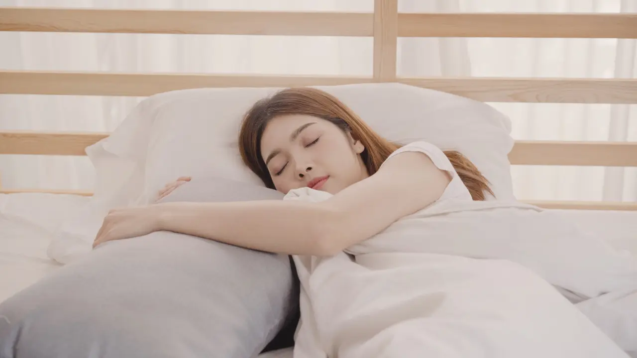 Manfaat Tidur dengan Bantal Satin: Rahasia Kulit Glowing dan Rambut Bebas Kusut