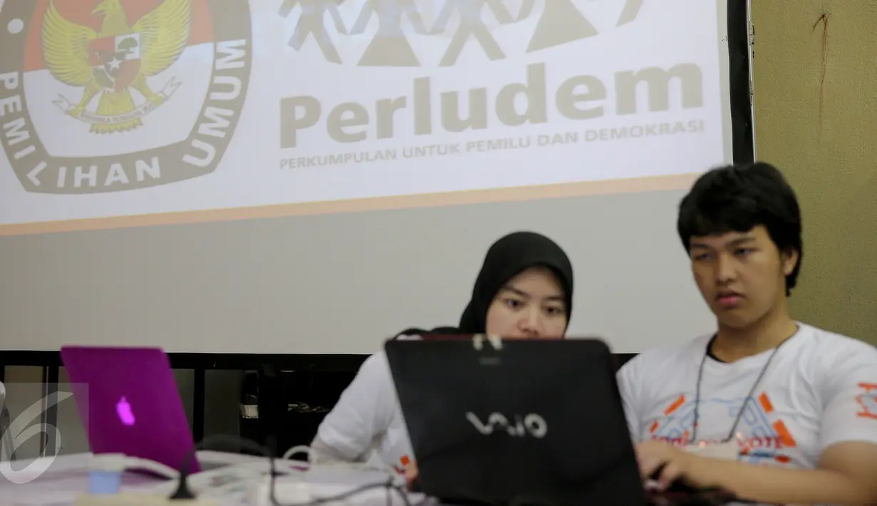 Peserta Apps Challange Code for Vote 4.0 mempersiapkan presentasi aplikasi pendukung Pilkada dalam kompetisi di Kantor KPU, Jakarta, Minggu (8/11). Menyambut Pilkada Serentak 9 Desember, KPU dan Perludem menggelar kompetisi (Liputan6.com/Faizal Fanani)