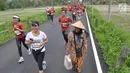 Peserta mengikuti Borobudur Marathon 2018 di Pelataran Taman Lumbini Borobudur Magelang, Minggu (18/11). Borobudur Marathon 2018 diikuti oleh 9. 672 pelari. (Liputan6.com/Gholib)