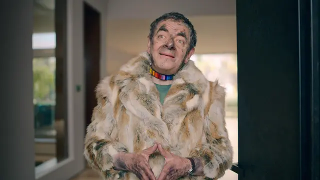 Rowan Atkinson dalam Man vs Bee. (Netflix)
