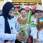 Ibu Negara Iriana Jokowi bersama Organisasi Aksi Solidaritas Era Kabinet Indonesia Maju (OASE) menghadiri Pelatihan Pengolahan Sampah Rumah Tangga Menjadi Kompos dan Eco Enzyme di Kabupaten Penajam Paser Utara, Kamis (12/09/2024).