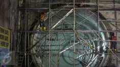 Pekerja menyelesaikan proyek pembangunan Mass Rapid Transit tahap 1 Koridor Selatan-Utara yang menghubungkan kawasan Lebak Bulus hingga Bunderan HI, Jakarta (6/4). (Liputan6.com/Faizal Fanani)