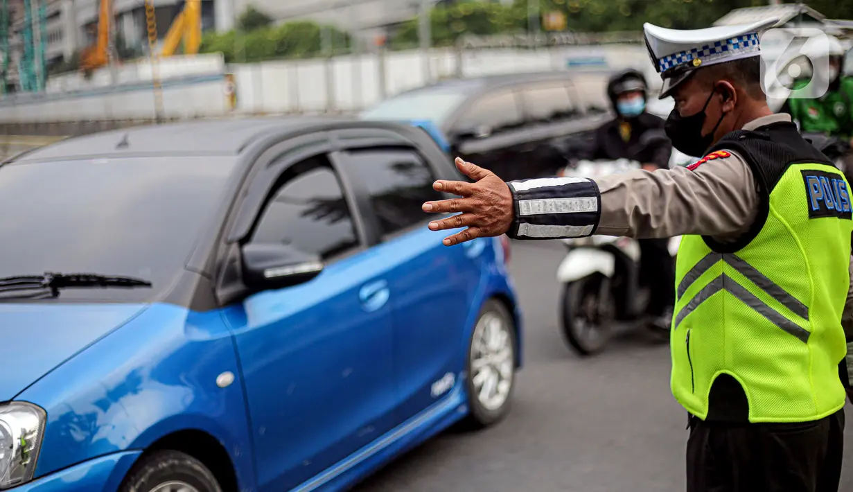 Polisi mengatur arus lalu lintas imbas adanya demo di kawasan Jalan MH Thamrin, Jakarta, Jumat (4/11/2022). Pengalihan arus lalu lintas dilakukan mulai pukul 10.00 WIB sampai selesai, sementara masyarakat pengguna jalan diimbau mencari jalan alternatif. (Liputan6.com/Faizal Fanani)