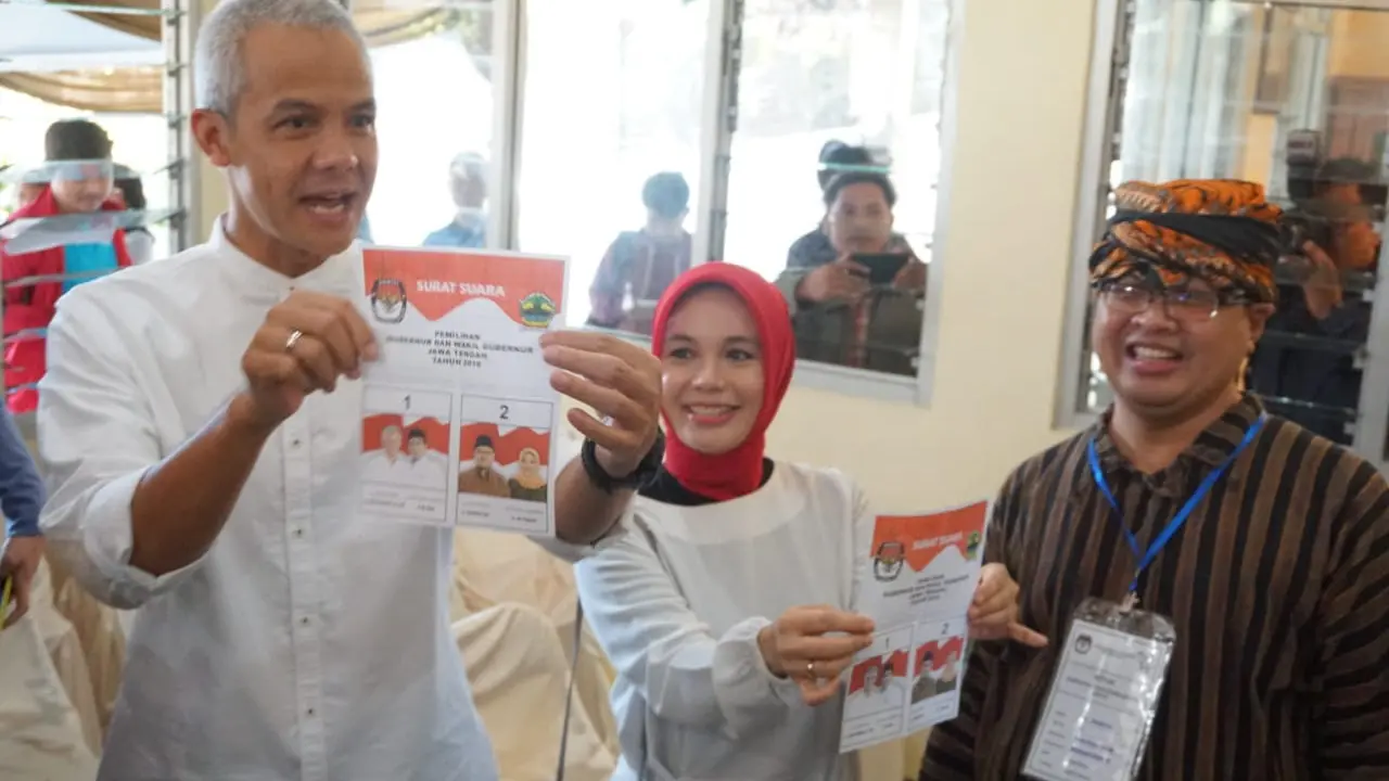 Calon Gubernur Jawa Tengah Ganjar Pranowo dan istri Nyoblos di TPS 2