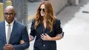 <p>Di momen terbaru, Julia Roberts terfoto mengenakan setelan Thom Browne. Lengan bajunya digulung hingga ke siku dan ia menggunakan celana pendek selutut. Mana tampilan favoritmu? Foto: Vogue.</p>