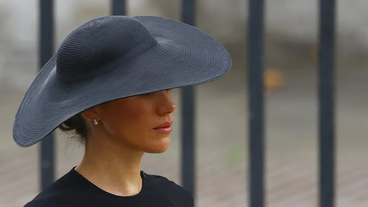 Meghan Markle di pemakaman Ratu Elizabeth II. (Foto: Hannah McKay/Pool Photo via AP)