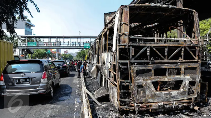 20150703-Begini Kondisi Bus TransJakarta Pasca-Terbakar di Halte Salemba-Jakarta 7